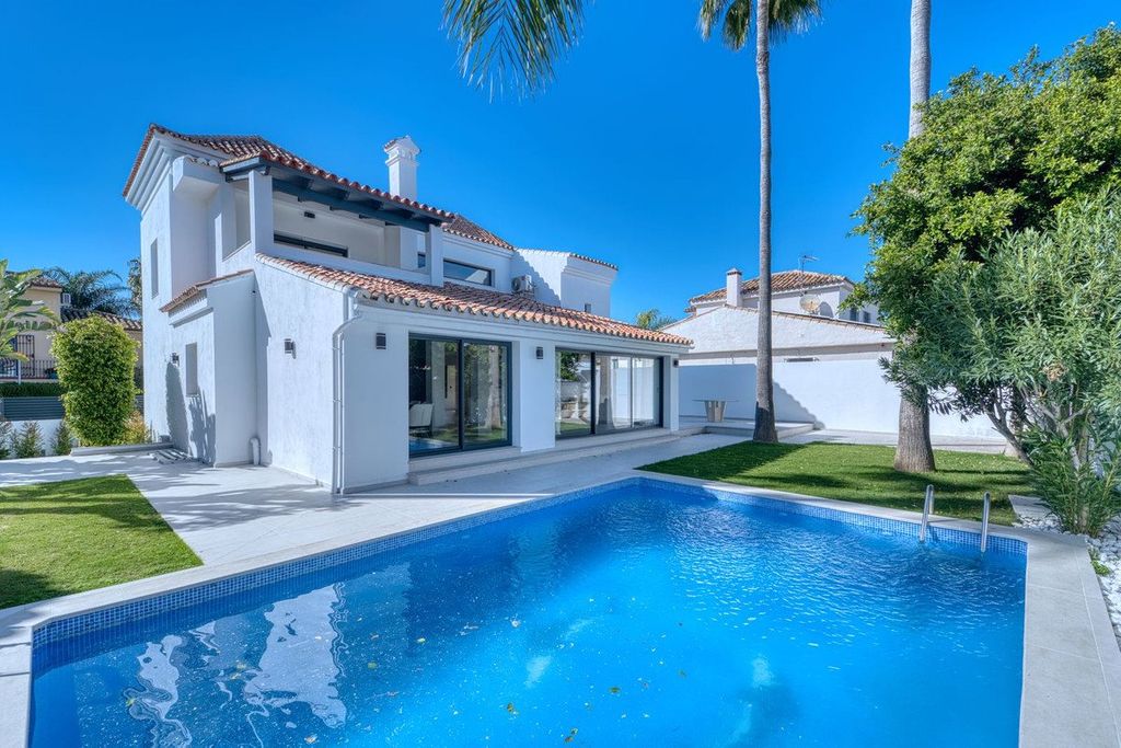 Property photo 1 of 25 Villa, Nueva Andalucía