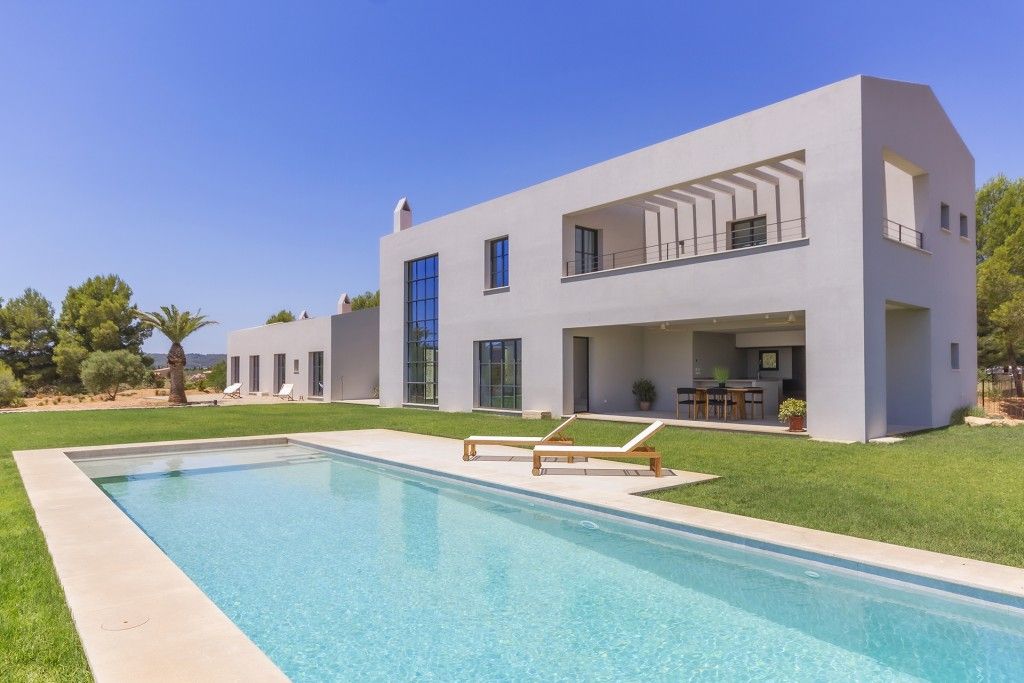 Property photo 1 of 20 Exterior And Pool (2)