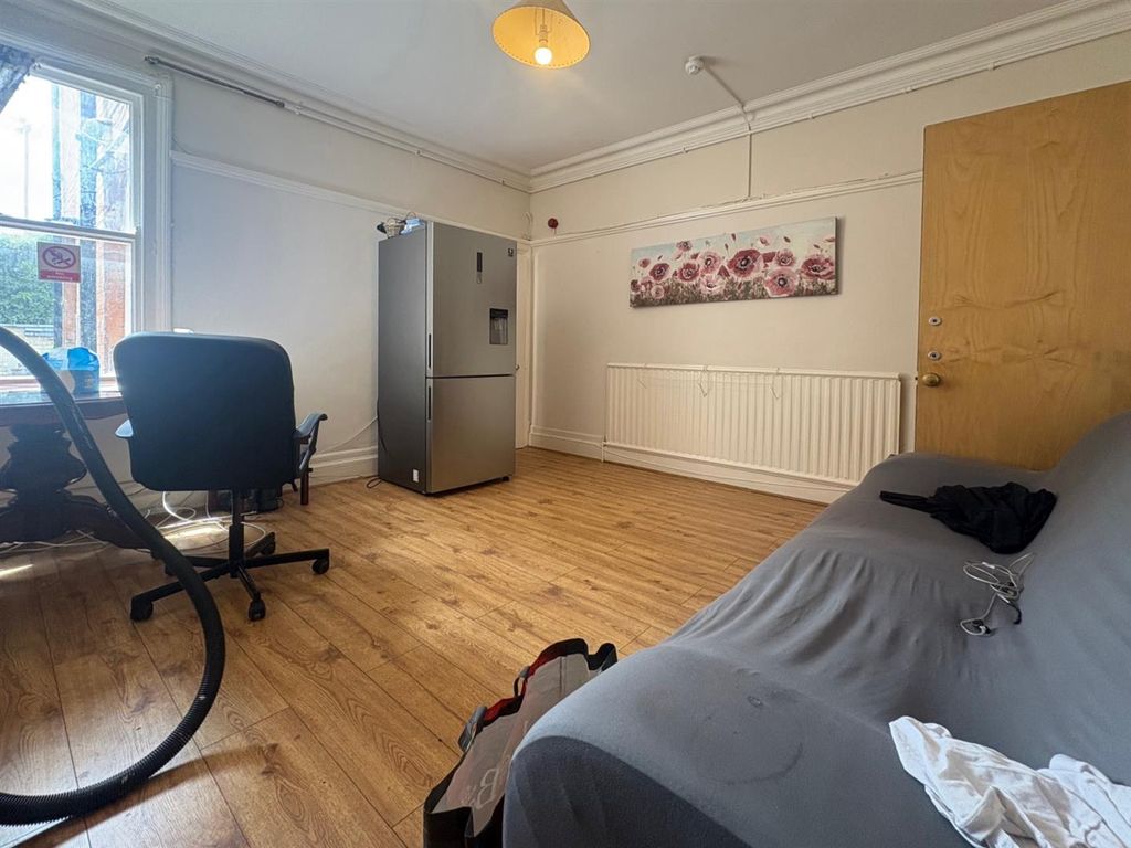 Property photo 3 of 11 Communal Lounge