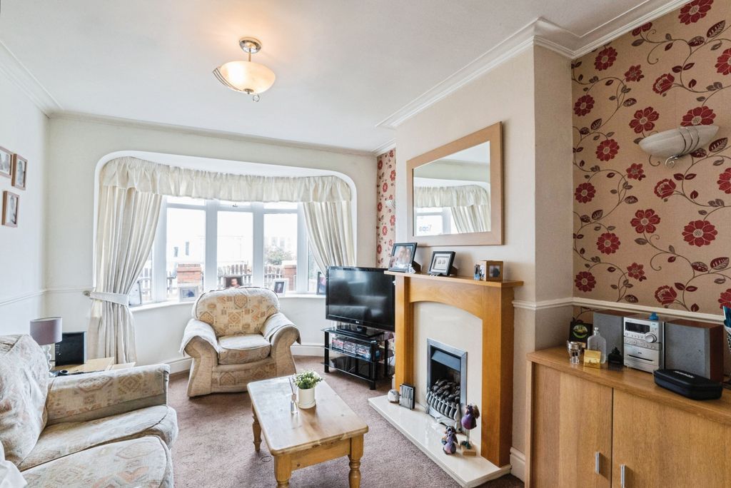 Property photo 3 of 19 Lounge