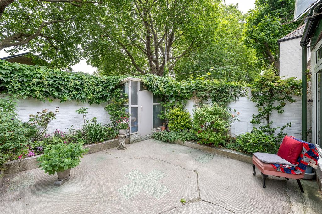 Property photo 3 of 26 Ridgdale Street, E3