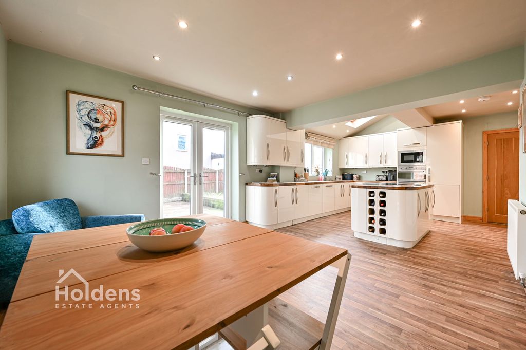 Property photo 2 of 28