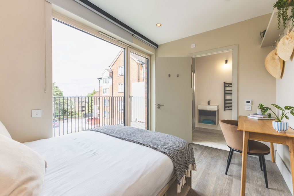 Property photo 2 of 23 Classic Ensuite