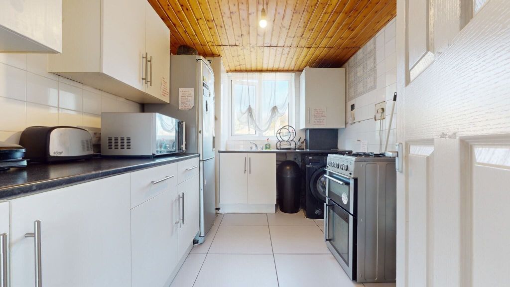 Property photo 2 of 11 Kitchen