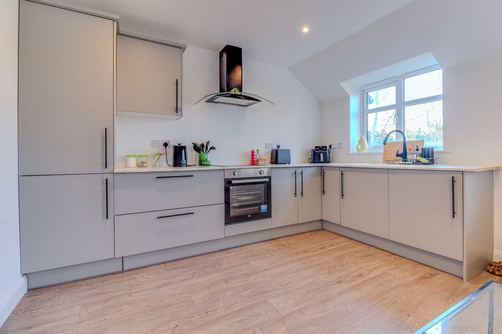 Property photo 2 of 27