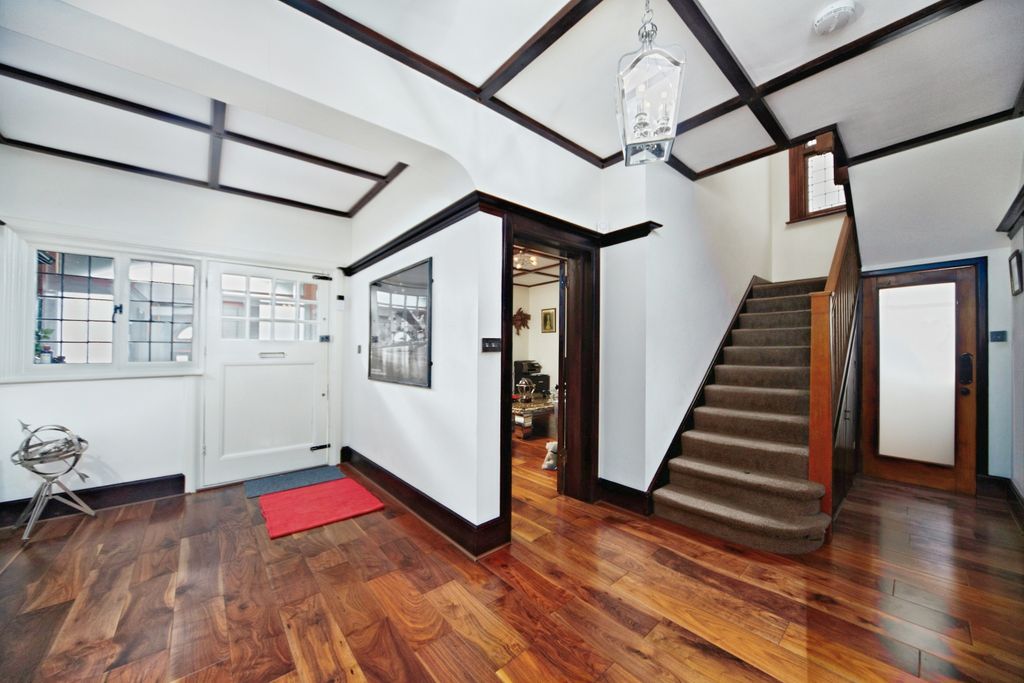 Property photo 3 of 18 Entrance Hallway