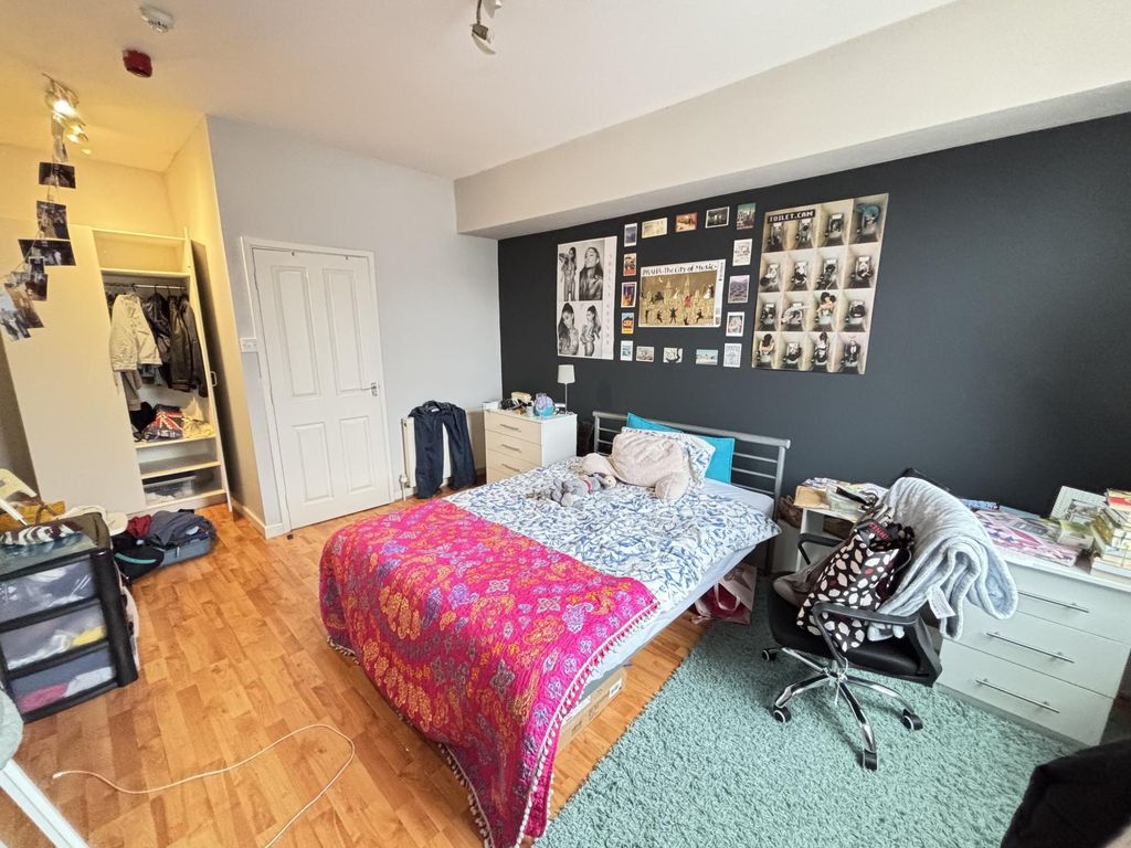 Property photo 3 of 10 Bright And Spacious Master Bedroom With A Large Be...