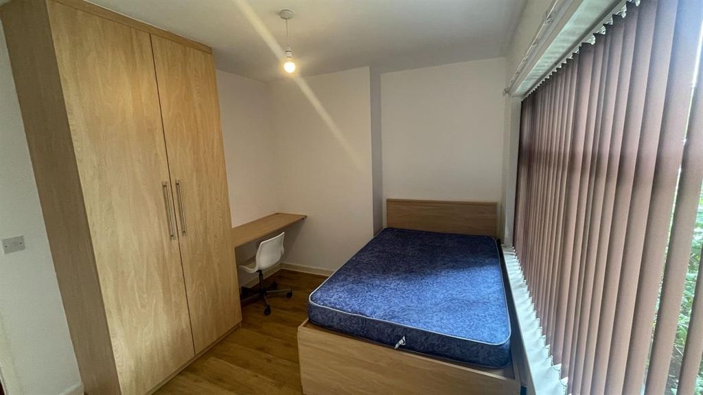 Property photo 3 of 14 A Bright And Tidy Single Bedroom Featuring A Comfo...