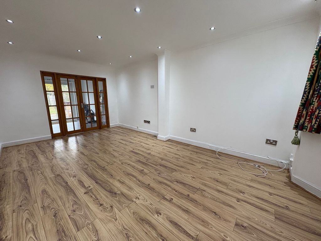 Property photo 2 of 11 255Srrec