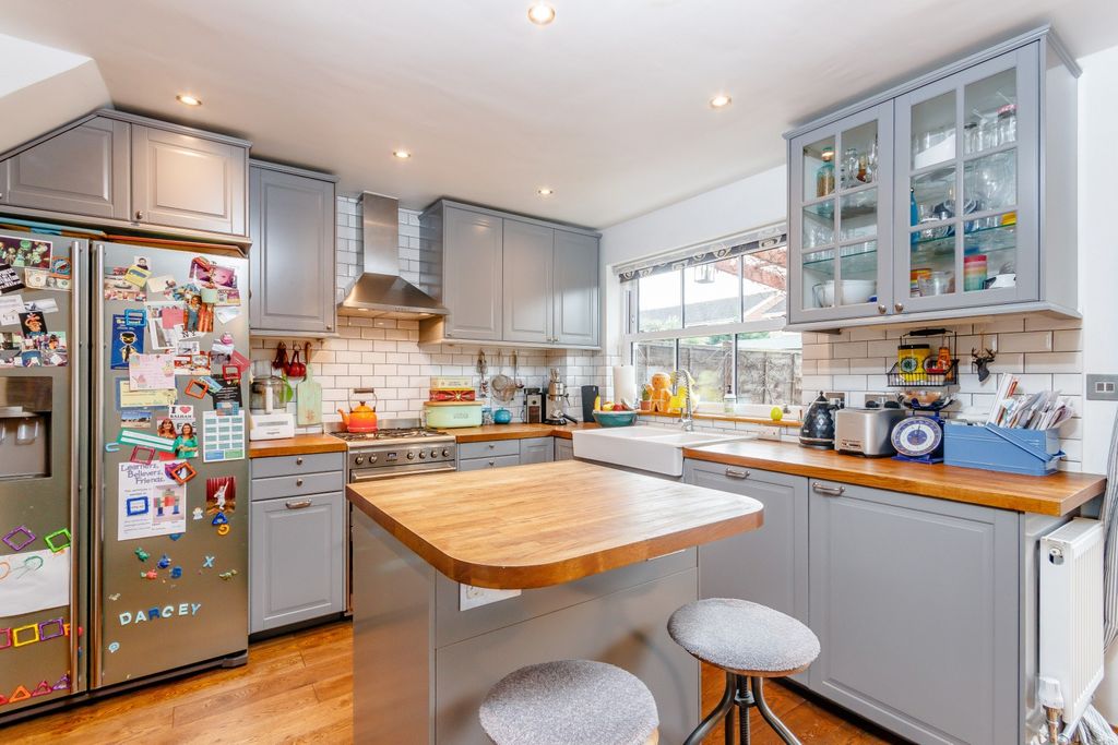 Property photo 2 of 9 Kitchen