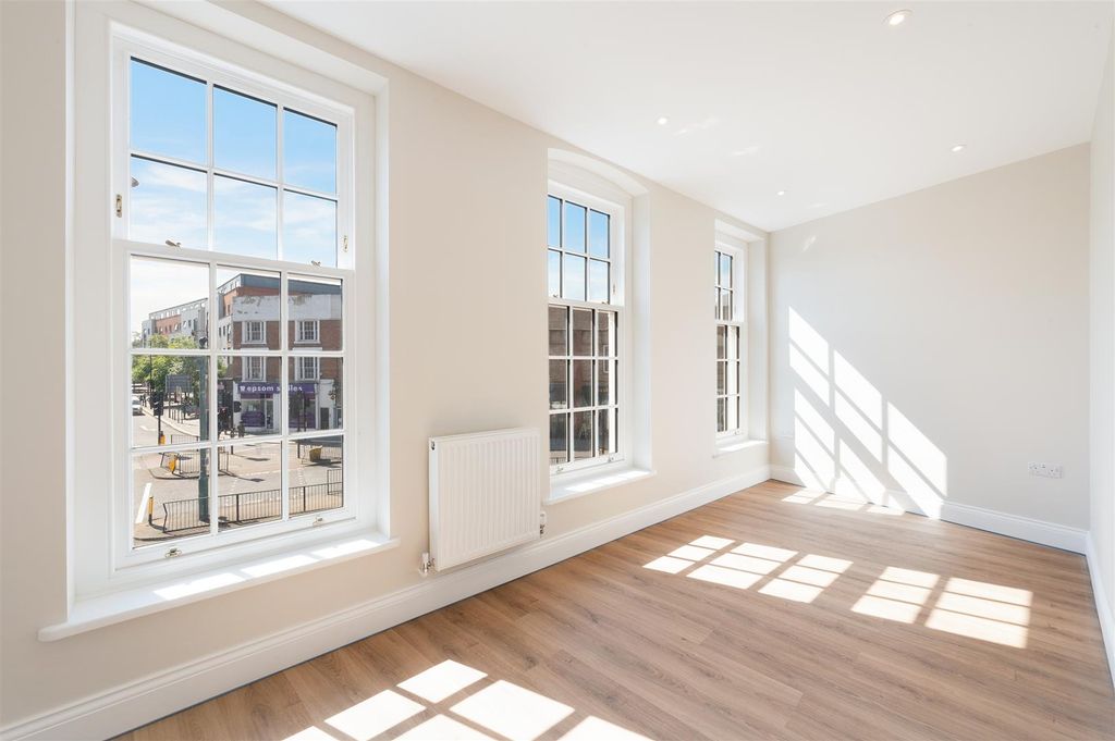 Property photo 1 of 8 High Street 12A,Flat 2  (3).Jpg