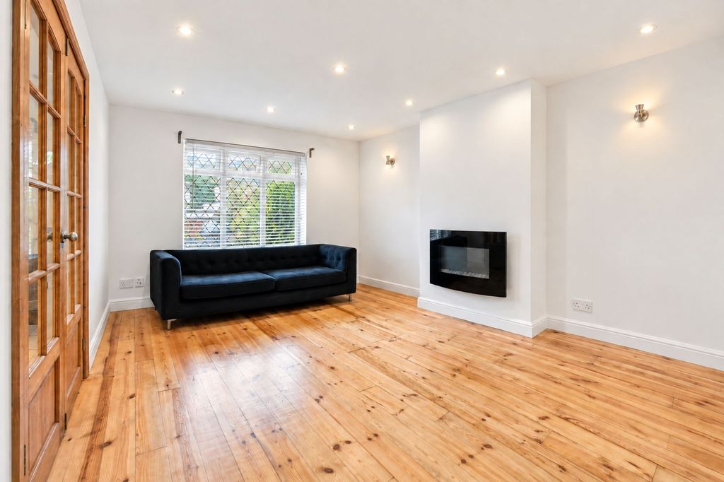 Property photo 2 of 11