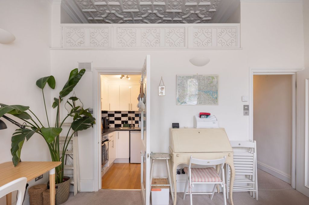 Property photo 2 of 6 Lounge