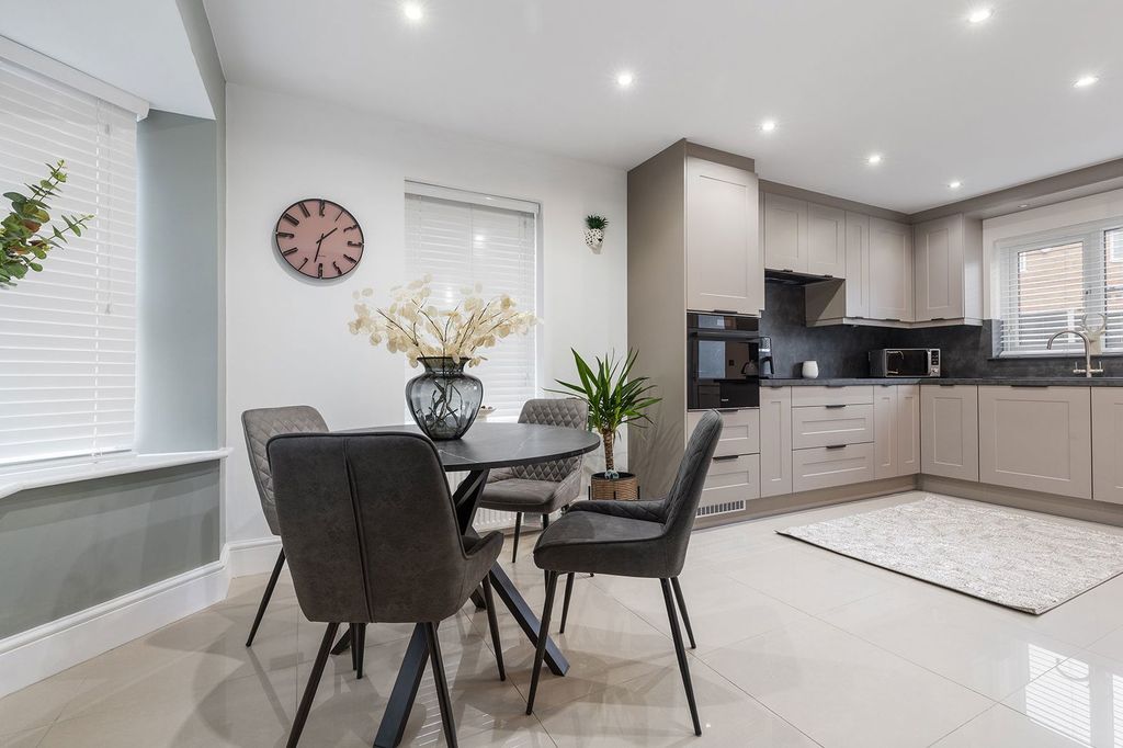 Property photo 3 of 26