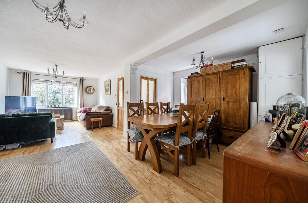 Property photo 2 of 14 Lounge3