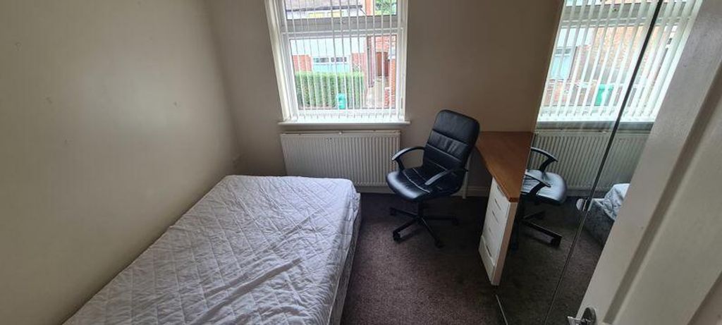 Property photo 2 of 10 A Cozy Double Bedroom Featuring A Desk And Chair, ...