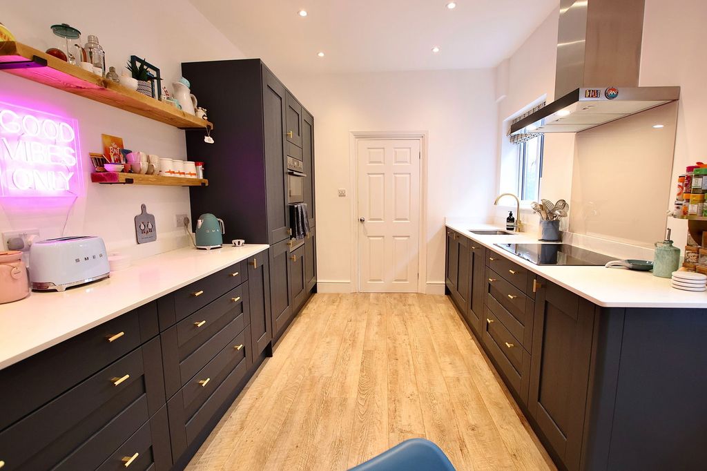 Property photo 2 of 28