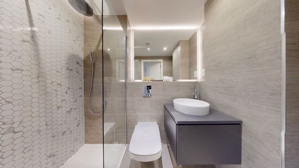 Property photo 3 of 10 Bathroom