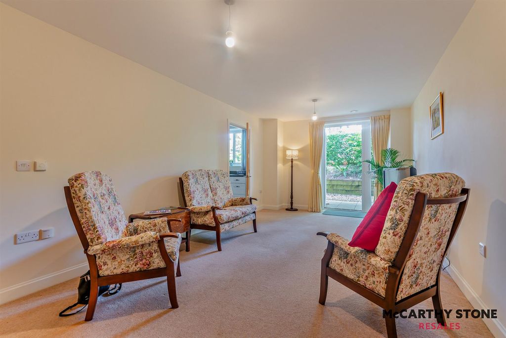 Property photo 2 of 21 8614548-Interior04-800.Jpg