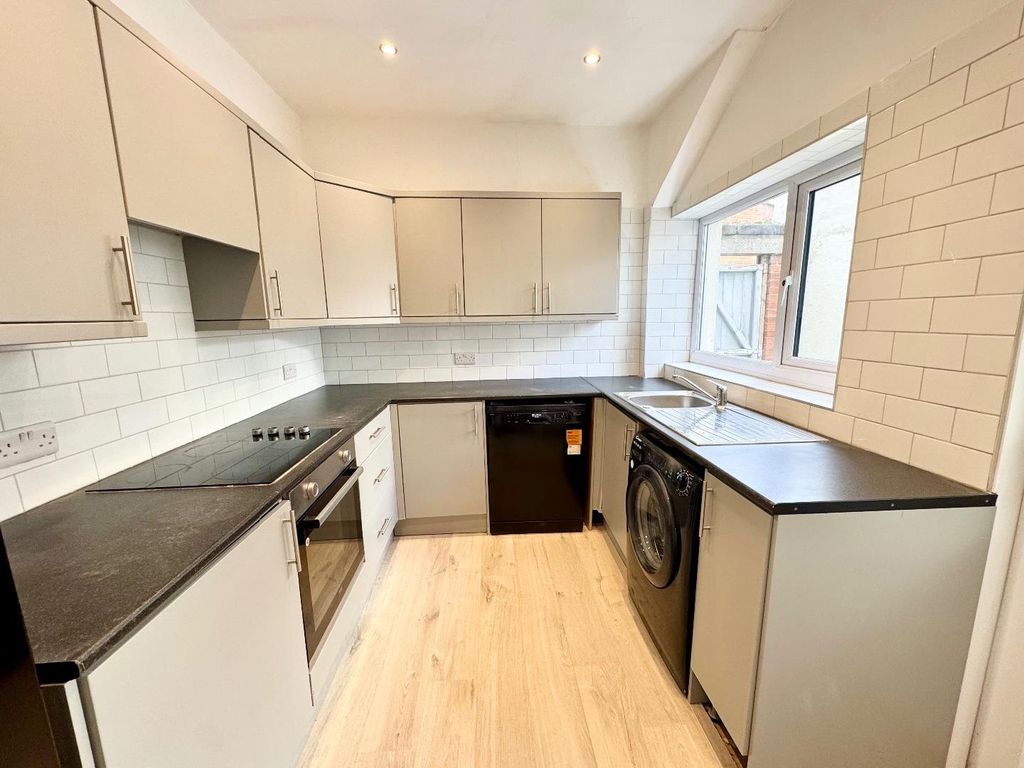 Property photo 3 of 9 Kitchen