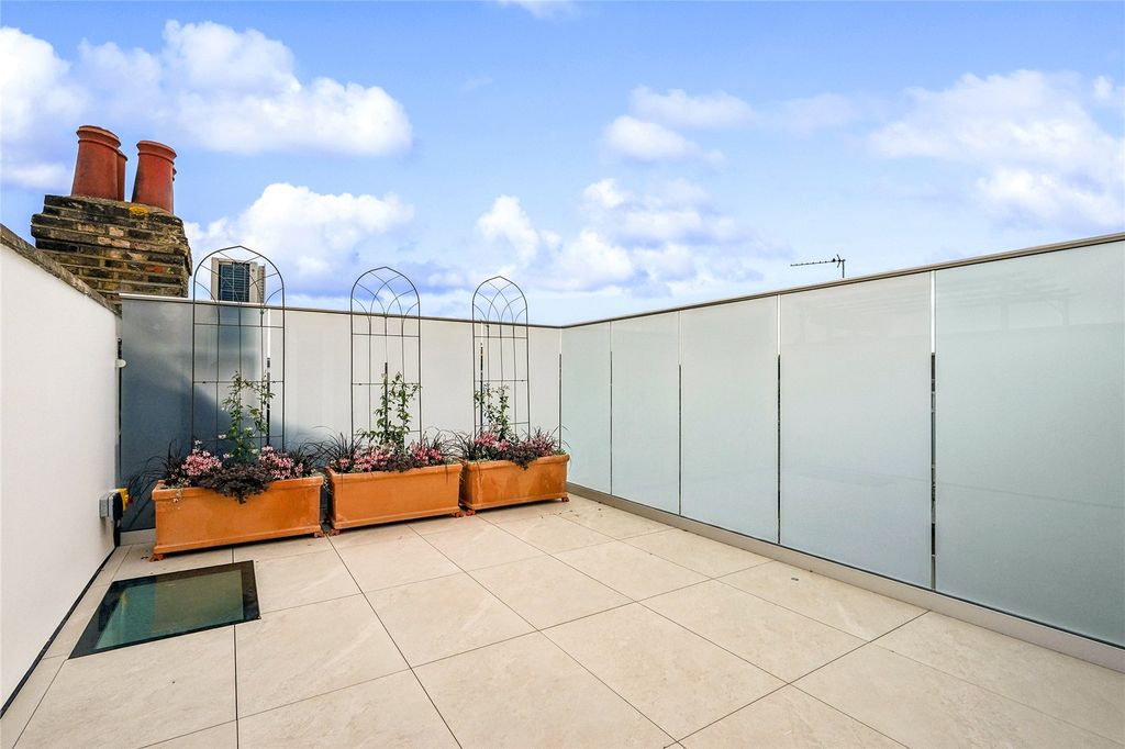 Property photo 3 of 17 Terrace