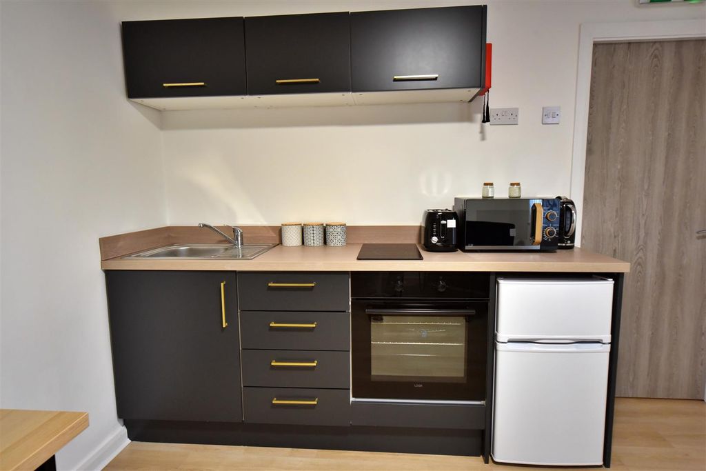 Property photo 3 of 7 165Ar_Room09_02.Jpg