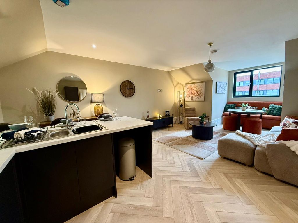 Property photo 1 of 9 Luxury Three-Bedroom Fully Furnished Apartment With En-Suite (Limited Time Offer: £100 Off First Three Months' Rent!)