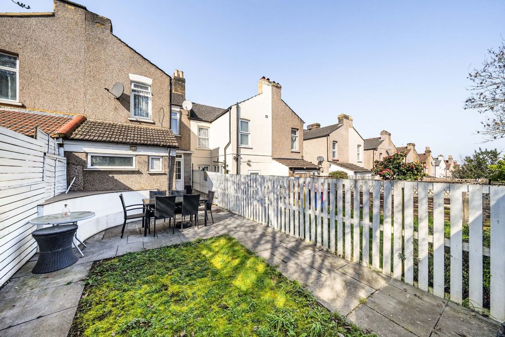 Property photo 2 of 18 External