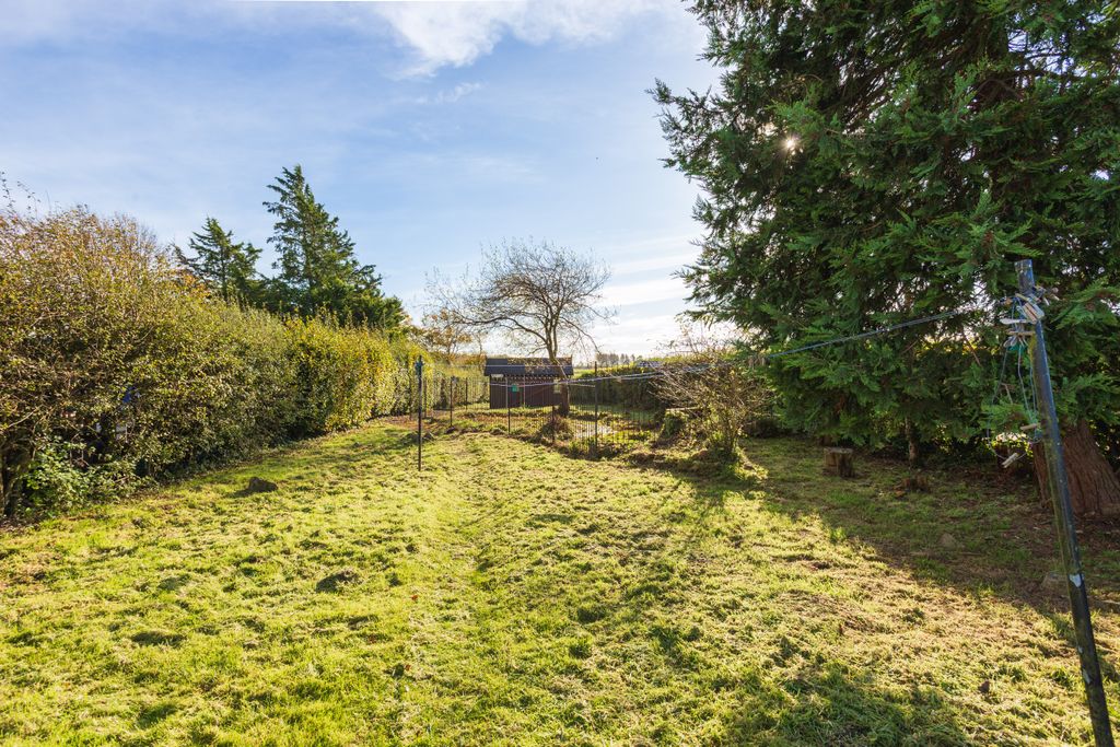 Property photo 2 of 32 Front Garden