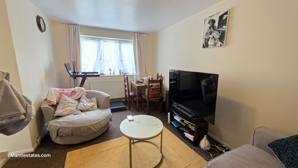 Property photo 3 of 7 Lounge