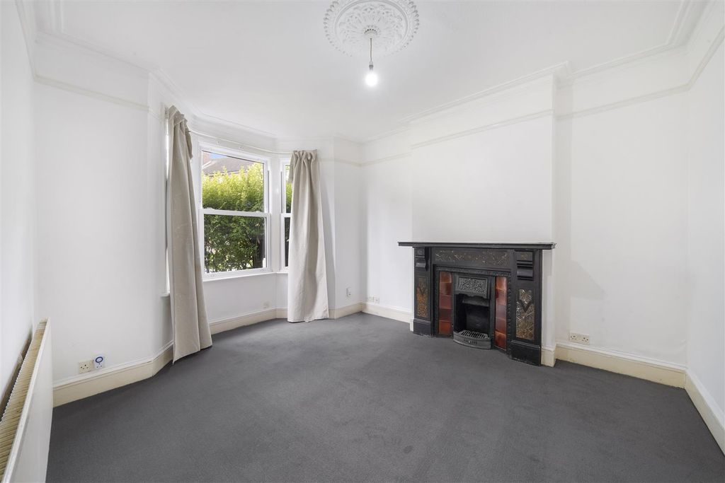 Property photo 3 of 15 156 Herga Road Harrow Ha3 5At - 011.Jpg