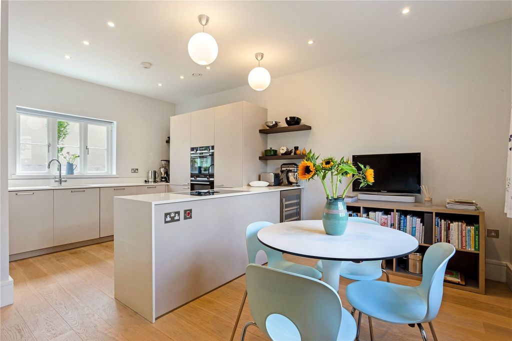 Property photo 3 of 19 Kitchen/Breakfast