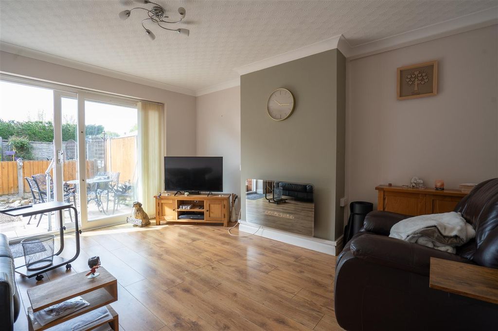 Property photo 2 of 11 Lounge