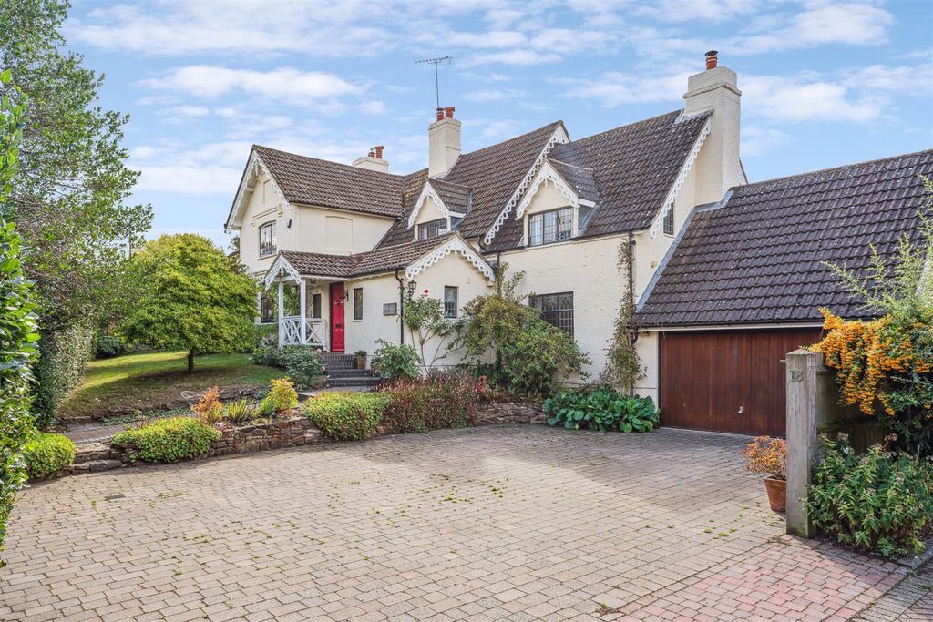 Property photo 1 of 30 The Hollies, Great Brickhill