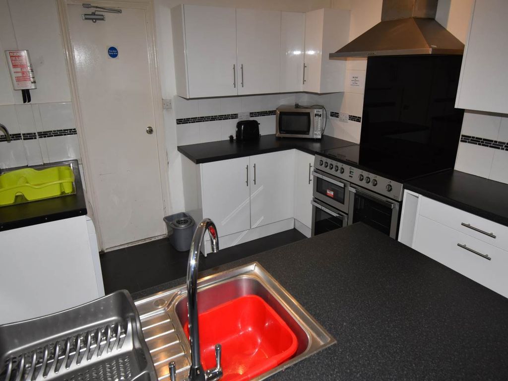 Property photo 1 of 18 Kitchen 1