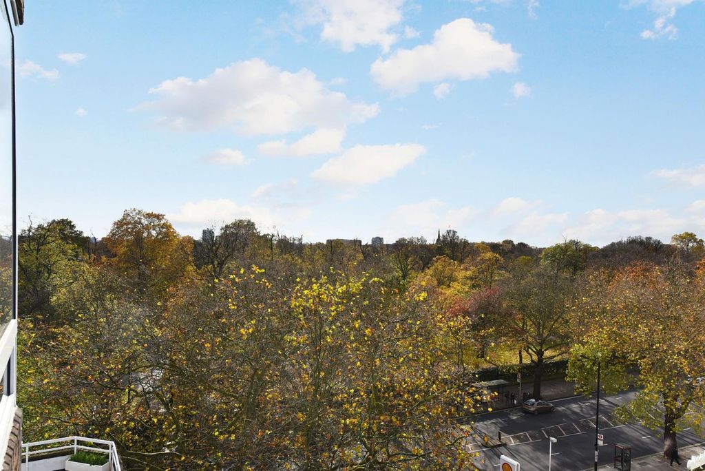 Property photo 3 of 11 52 Hyde Park Towers (11).Jpg