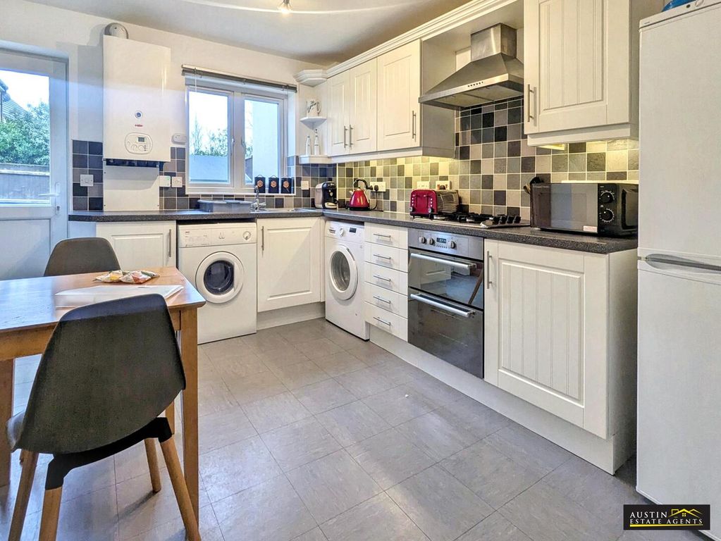 Property photo 3 of 12 Kitchen