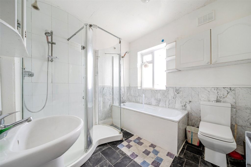 Property photo 3 of 18 Bathroom