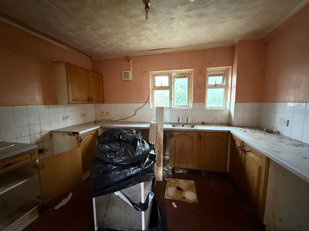 Property photo 3 of 7 Kitchen In Need Of Refurbishment