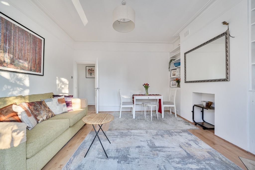 Property photo 2 of 9 Lounge