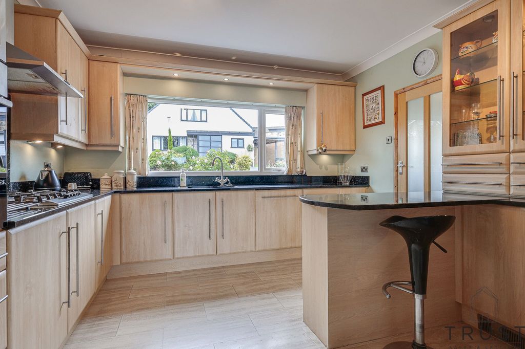 Property photo 3 of 31