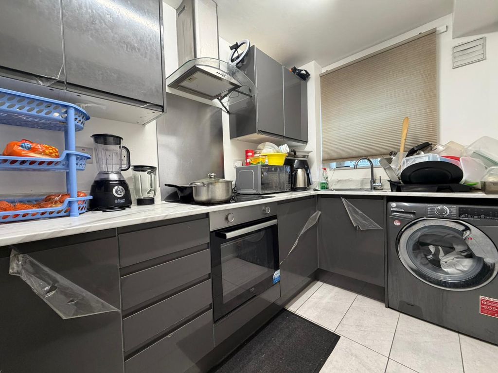 Property photo 3 of 8 Kitchen