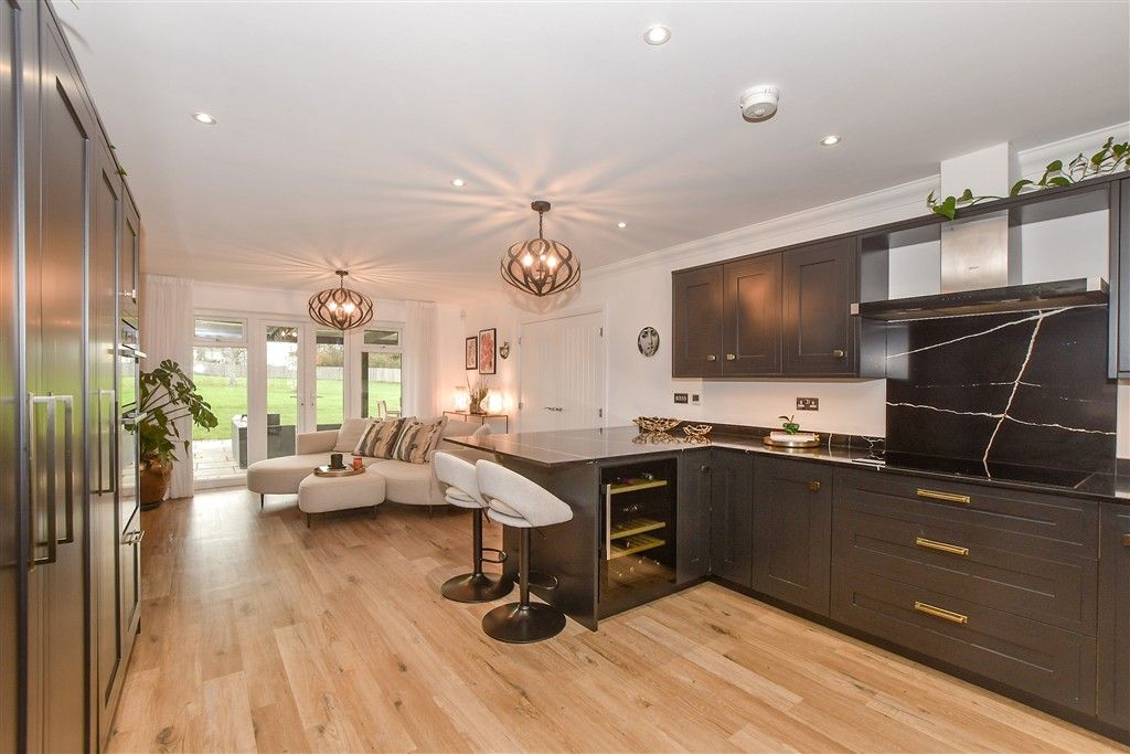 Property photo 3 of 23 Kitchen/Breakfast Room