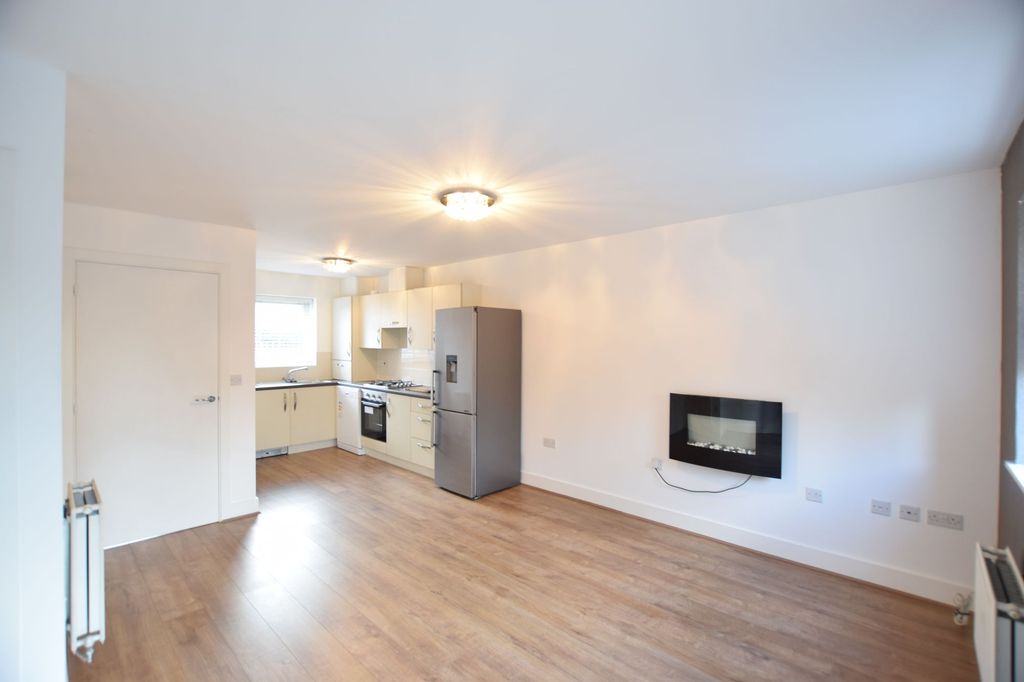 Property photo 3 of 10 Living Room/Kitchen