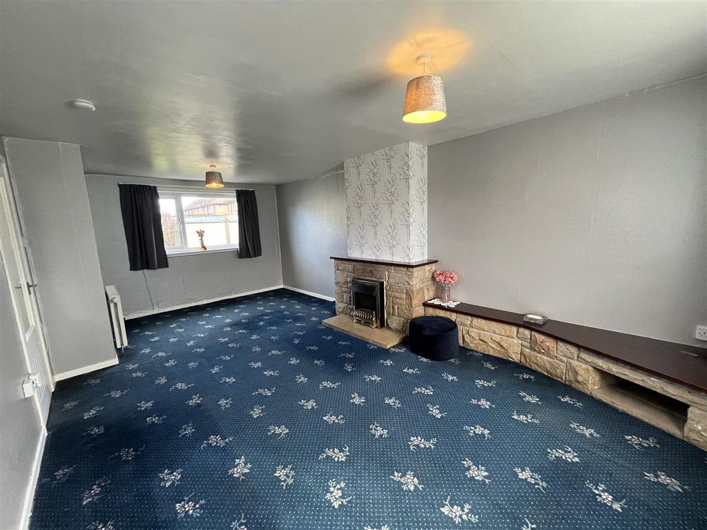 Property photo 3 of 15 Lounge