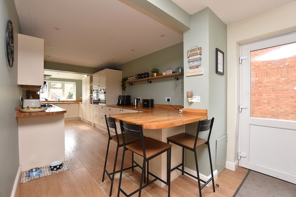 Property photo 3 of 18 Kitchen