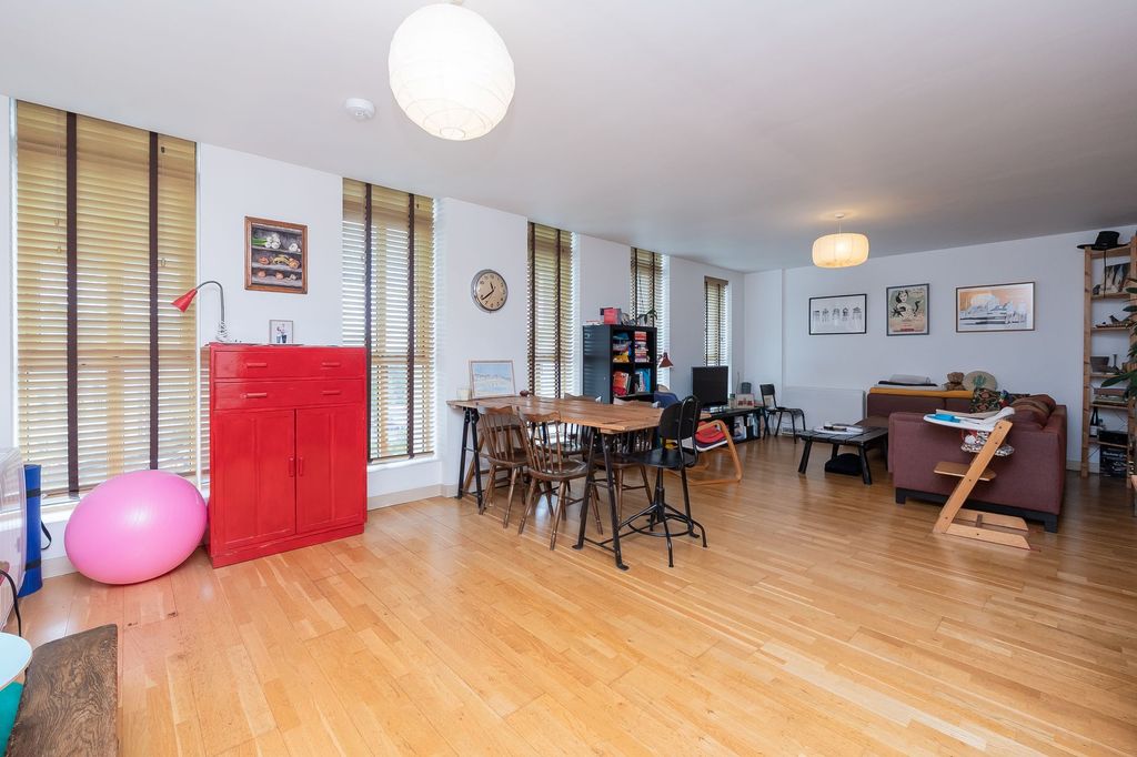 Property photo 2 of 21