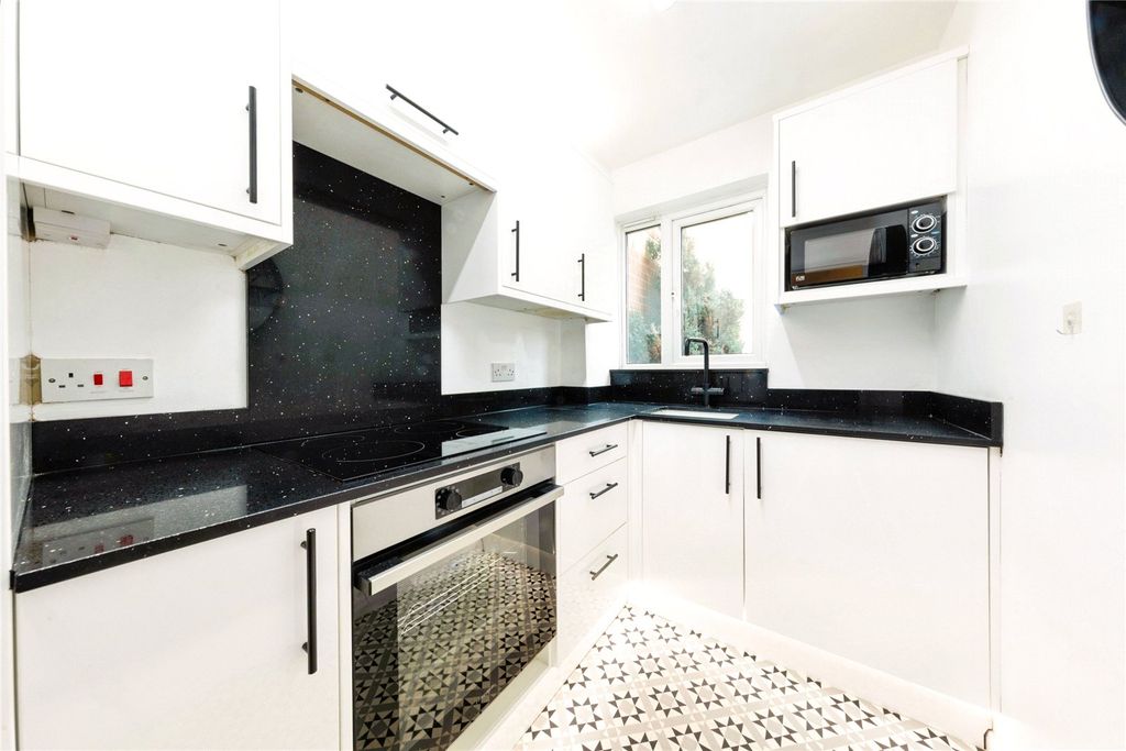 Property photo 3 of 10 Kitchen