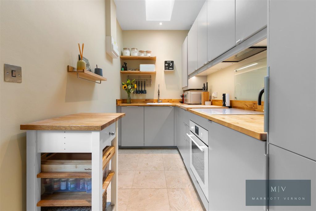 Property photo 3 of 16 Thanescroft Court F7 MV-12.Jpg