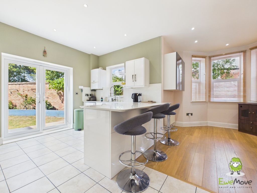 Property photo 3 of 24 Ewemove Estate Agents Basingstoke - Winchester Roa